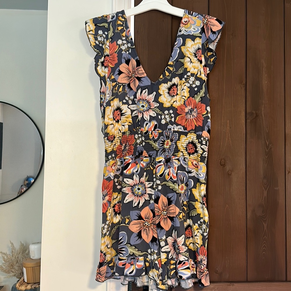 O’Neill romper worn once. V neck cut. Ruffle sleeves and at legs. Lightweight